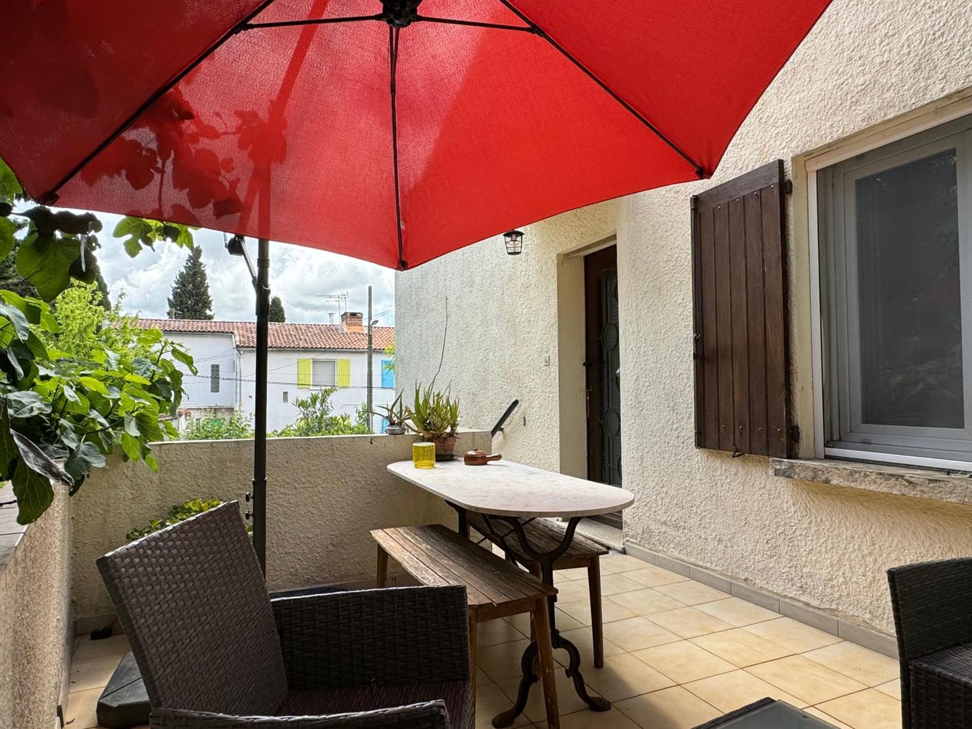 En Ville Avec Un Air De Campagne Арл Екстериор снимка